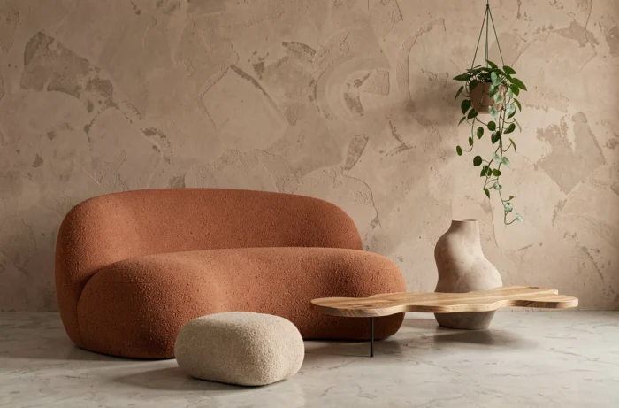 Mobilier aux formes biomorphiques avec canapé courbe, vase asymétrique et étagère ondulée dans un salon moderne