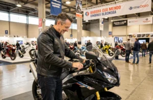Visiteur en veste de moto examinant une moto sportive lors du salon Moto Milan 2026 dans un grand hall d'exposition