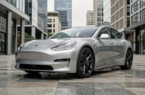 Voiture électrique moderne de couleur argent garée sur une place urbaine contemporaine, illustrant les dernières tendances automobiles